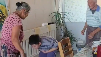 隔辈亲！蒙古族男孩开学前鞠躬行礼告别爷爷奶奶