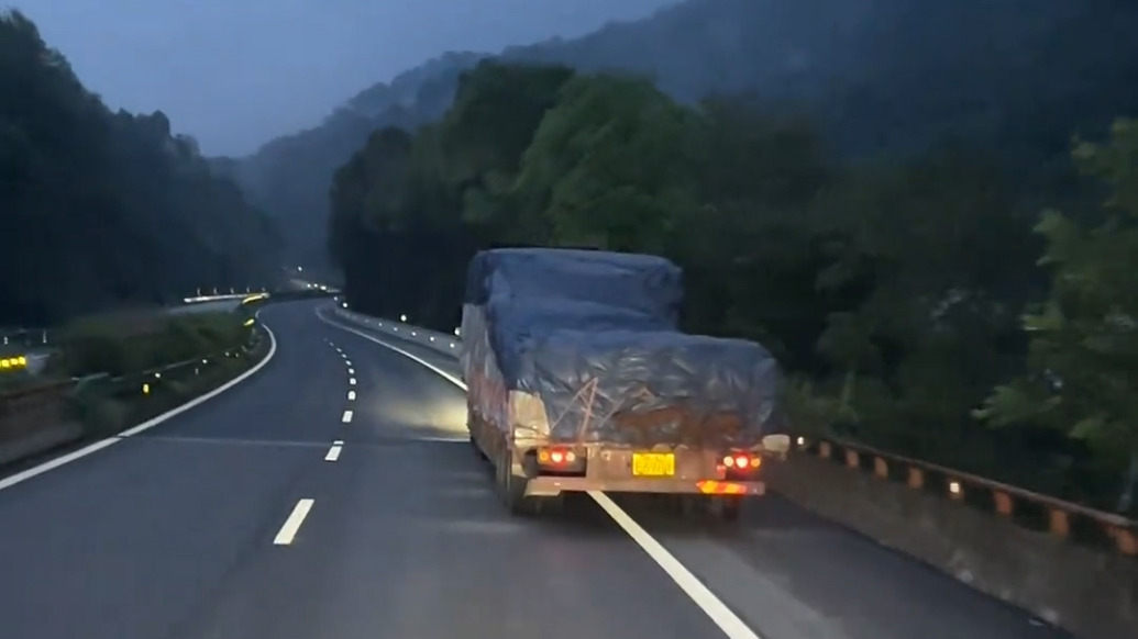 发现半挂车“摇摆”行驶,后车司机狂按喇叭提醒