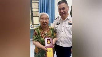 從抗日志士到公安干警，武漢94歲離休女交警獲頒抗戰(zhàn)勝利80周年紀(jì)念章