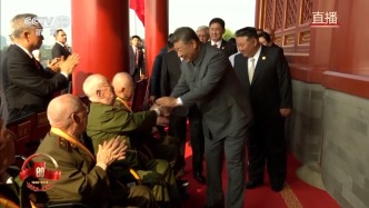 視頻丨致敬英雄！習(xí)近平與天安門城樓觀禮席的抗戰(zhàn)老兵親切握手