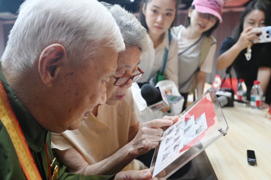 《中国人民抗日战争暨世界反法西斯战争胜利80周年》纪念邮票首发