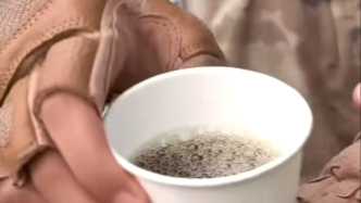 九三閱兵現(xiàn)場(chǎng)動(dòng)人細(xì)節(jié)，記者接到女民兵遞來(lái)的一杯姜茶