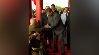 温暖一幕！习近平同抗战老兵亲切握手