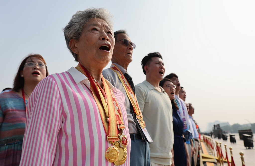第1现场·九三阅兵①｜80响礼炮鸣响，五星红旗冉冉升起