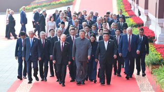 图丨习近平和彭丽媛迎接外方代表团团长及其配偶