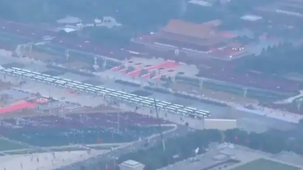 超震撼！高空視角看長安街各方隊集結(jié)宛若長龍