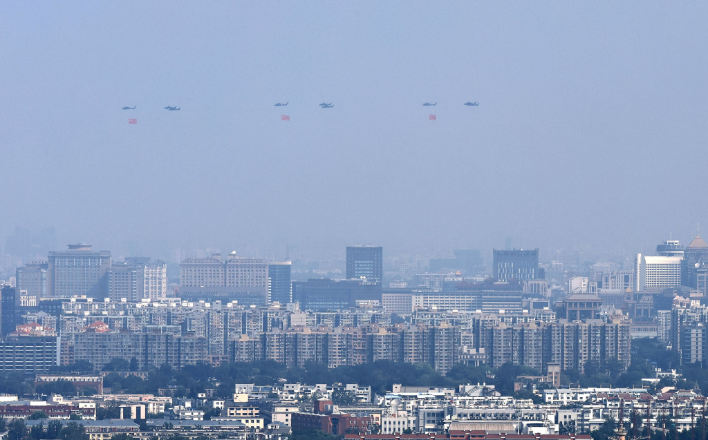 第1现场·九三阅兵②｜80！空中护旗梯队拉开阅兵序幕