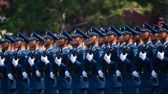 空军方队：受阅队员全部参加过高空跳伞