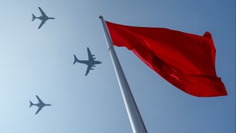 加受油机梯队：以预加油状态接受检阅