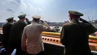 真的淚目！老戰(zhàn)士起身敬禮場面看哭了