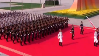 80響禮炮震徹云霄，中國最帥天團(tuán)伴隨禮炮聲踏正步出場