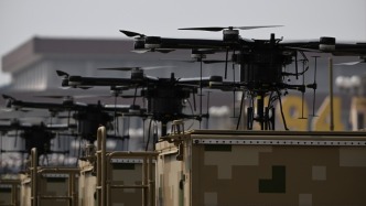 第1現(xiàn)場(chǎng)·九三閱兵?｜裝備方隊(duì)之信息作戰(zhàn)群，網(wǎng)絡(luò)尖兵