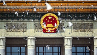 习近平等向各界群众挥手致意，纪念大会在《歌唱祖国》的激昂乐曲中圆满结束