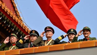 第1現(xiàn)場(chǎng)·九三閱兵⑧｜感動(dòng)！老戰(zhàn)士起身敬軍禮場(chǎng)面看哭了