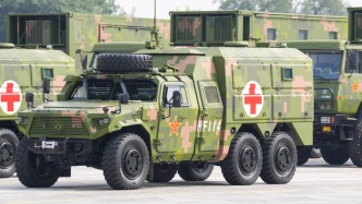 第1現(xiàn)場·九三閱兵?｜裝備方隊之后裝保障群，鐵甲醫(yī)院