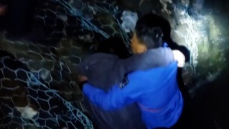 女子跳河輕生，民警下水拼盡全力拽至岸邊