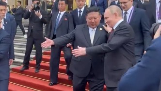 普京與金正恩在京會(huì)談，共乘專車、相互禮讓