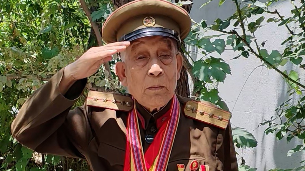 “今天我們國家強大了，誰也不敢欺負(fù)”，看完閱兵百歲老兵想對犧牲戰(zhàn)友說句話