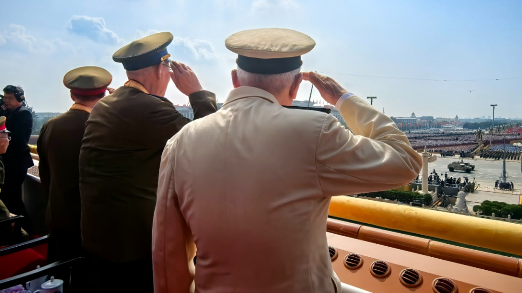 微言大義｜人們?yōu)楹螌?duì)抗戰(zhàn)老戰(zhàn)士敬禮的背影動(dòng)容？