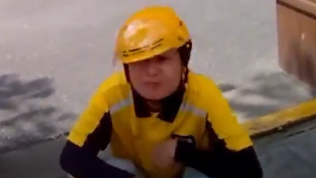 關(guān)鍵時(shí)刻塑料袋能救命，18歲騎手突發(fā)呼吸性堿中毒交警及時(shí)發(fā)現(xiàn)一招巧救援