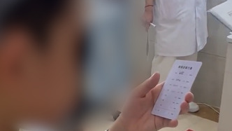 小學(xué)生訓(xùn)練課上被足球擊中右眼嚴(yán)重受傷，學(xué)校：認(rèn)定責(zé)任后會(huì)承擔(dān)