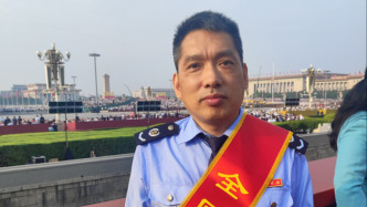 来自上海的第九届全国孝老爱亲道德模范彭卫受邀参加阅兵现场观礼