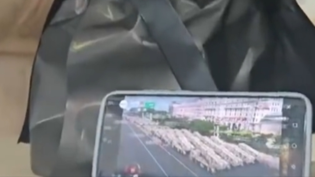 女子回應(yīng)給烈士們放閱兵直播：想讓他們看看現(xiàn)在祖國(guó)多么強(qiáng)大