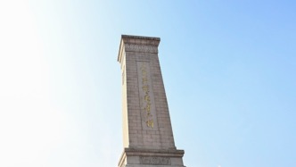 古共中央第一書記、古巴國(guó)家主席迪亞斯-卡內(nèi)爾向人民英雄紀(jì)念碑敬獻(xiàn)花圈