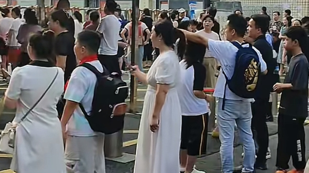 武漢警方：一網(wǎng)民發(fā)布家長聚集視頻造謠，被行政處罰