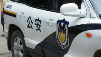 警方通報(bào)：47歲公交車司機(jī)突發(fā)身體不適，車輛撞到隔離墩后側(cè)翻