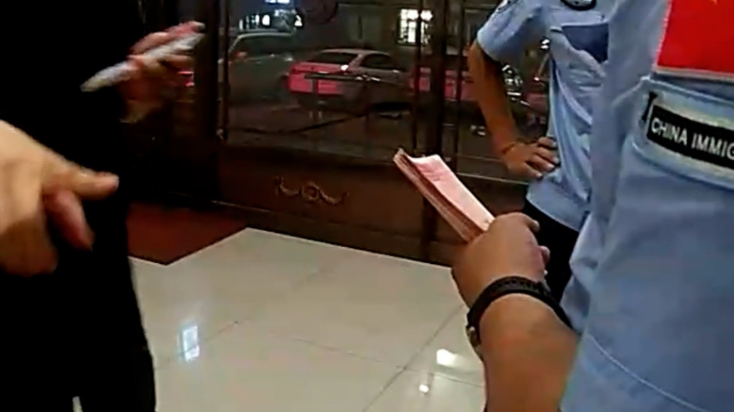 熱心市民在ATM機旁撿到一萬元現金報警，民警1小時找到失主歸還