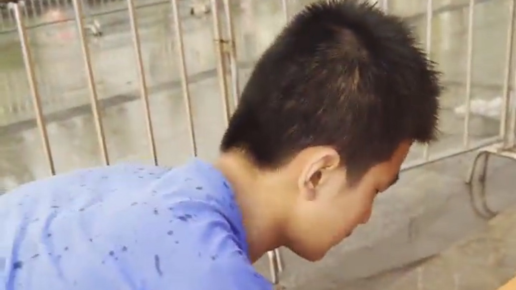 腦癱少年雨天給路人免費送愛心雨傘，母親：曾受到很多幫助，這是愛的循環(huán)