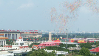 中国人民对外友好协会向国际友人代表授发“中国人民抗日战争胜利80周年”纪念章