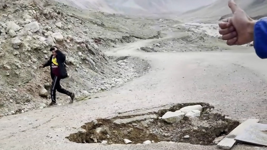 帕米尔高原上，塔县少年连续多日徒手搬石“补路”