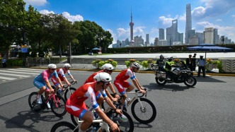 2025环上海·新城自行车赛启动，车手巡游勾勒城市图景