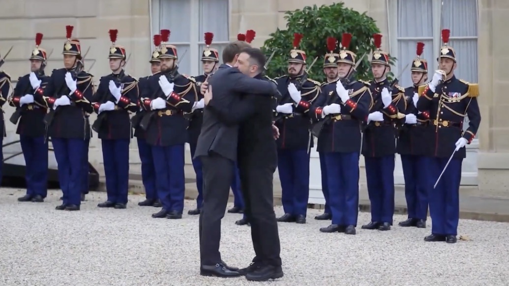 法烏領(lǐng)導(dǎo)人會(huì)面擁抱，馬克龍：歐洲已準(zhǔn)備好為烏提供安全保障