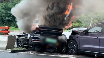 南京兩輛新能源汽車相撞后起火，車內(nèi)人員已安全疏散
