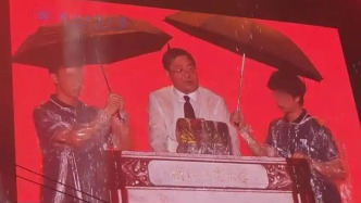 开学典礼再现“为校长撑伞”：这一次自发上台的是浙工大学生