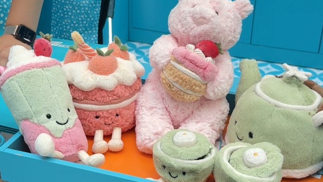 去年爆火的玩偶快閃店又回來(lái)了，年輕人還在為“情緒價(jià)值”上頭么？