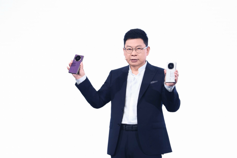 华为三折叠屏手机上新：搭载麒麟9020芯片，起售价降至17999元