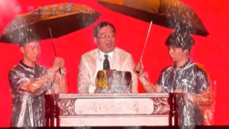 开学典礼再现“为校长撑伞”，这一次是浙工大学生