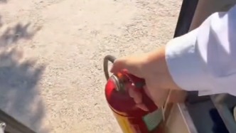 駕駛公交車(chē)到站發(fā)現(xiàn)村民家起火，她拎起車(chē)上滅火器狂奔撲救