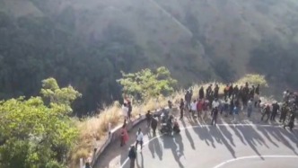 斯里蘭卡一汽車墜崖，已致15人死亡