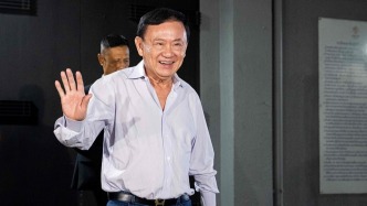 他信離開泰國，分析人士：他是否回國或取決于誰是泰國新總理
