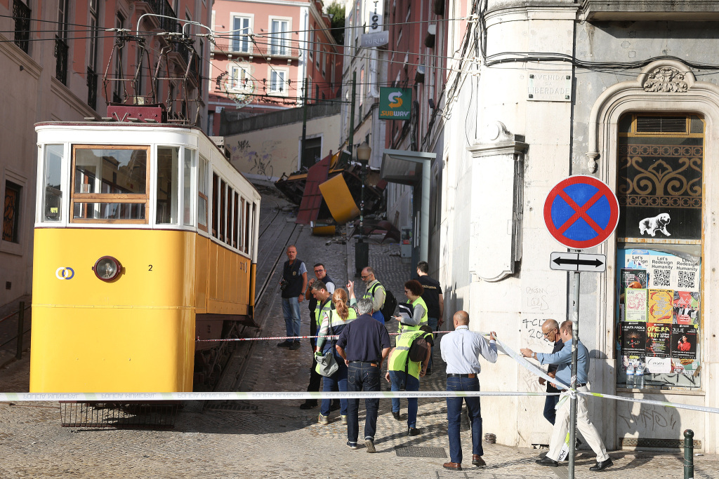 葡萄牙旅游缆车脱轨17人死亡，过度旅游致基建隐患？