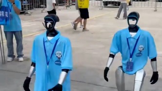 高校開學(xué)，“機(jī)器人學(xué)長”幫新生拉行李箱