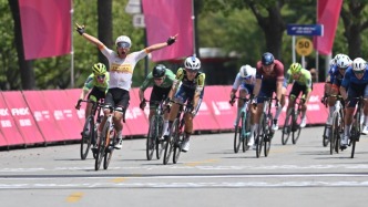 环上海·新城自行车赛首日收官，博拉诺斯穿上领骑紫红衫