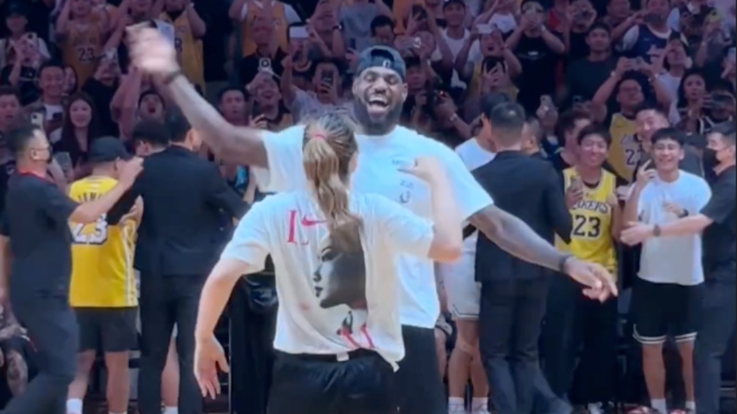 夢幻聯動！詹姆斯與“勒布朗夢”李夢上演同款霸王步慶祝