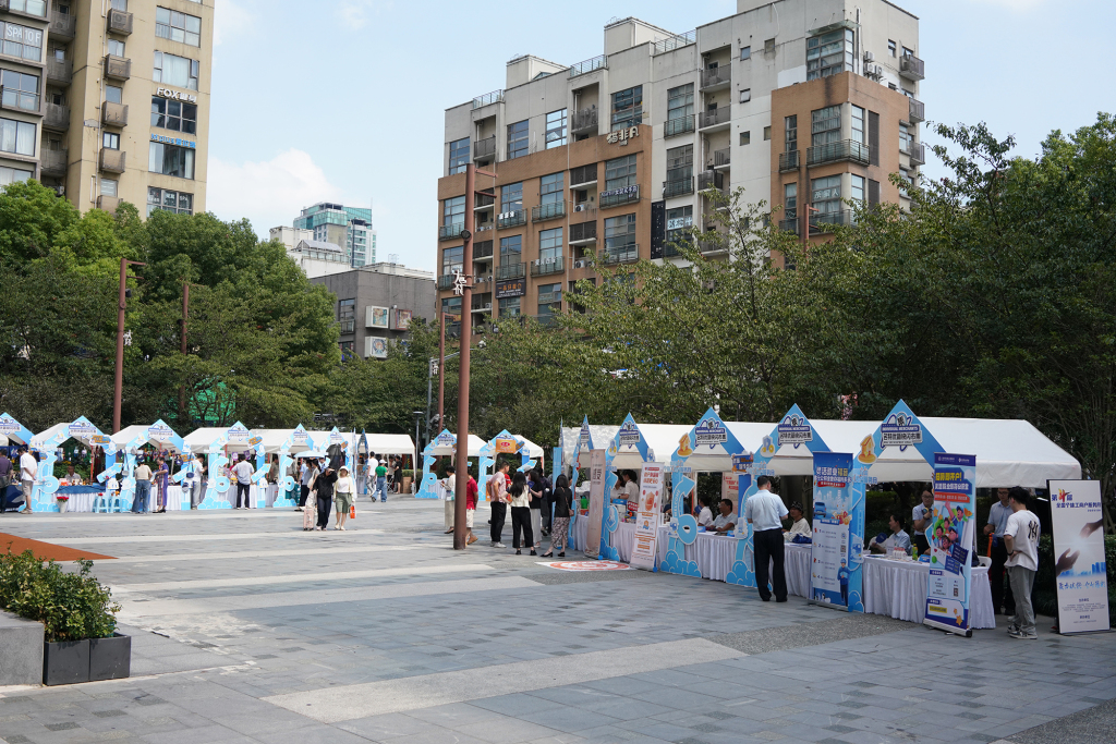 “名特优新”快闪市集当场审批“个转企”，上海探路精准服务