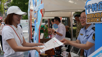 “名特優(yōu)新”快閃市集當(dāng)場審批“個轉(zhuǎn)企”，上海探路精準服務(wù)